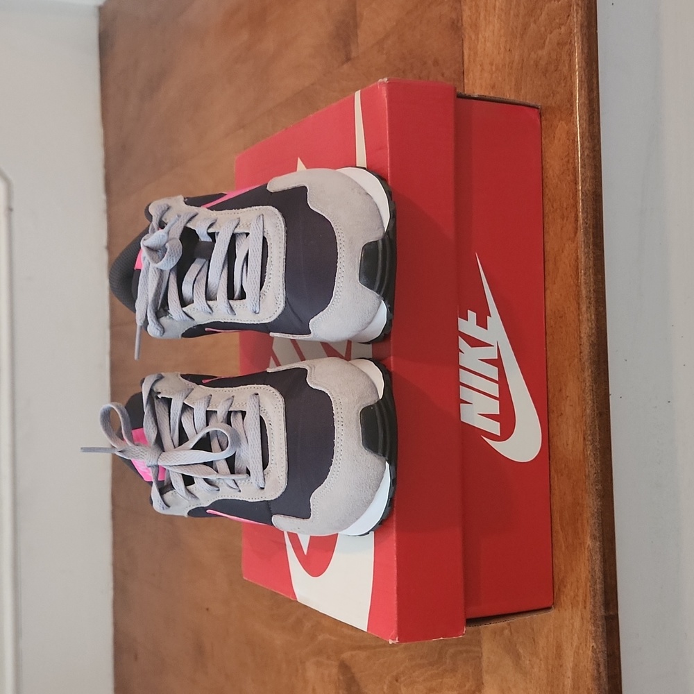Nike sneakers Youth Size 6.5 Women Size 8